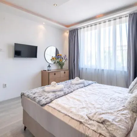 Bright With Designer Renovation Apartman *