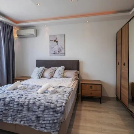 Bright With Designer Renovation Appartement