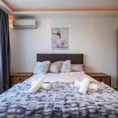 Bright With Designer Renovation Appartement *