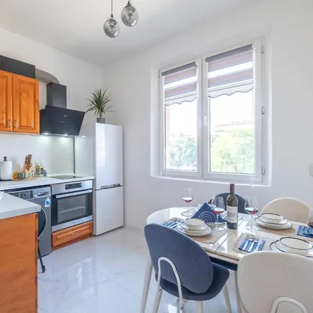 Apartman Bright With Designer Renovation