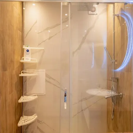 Bright With Designer Renovation Apartmán